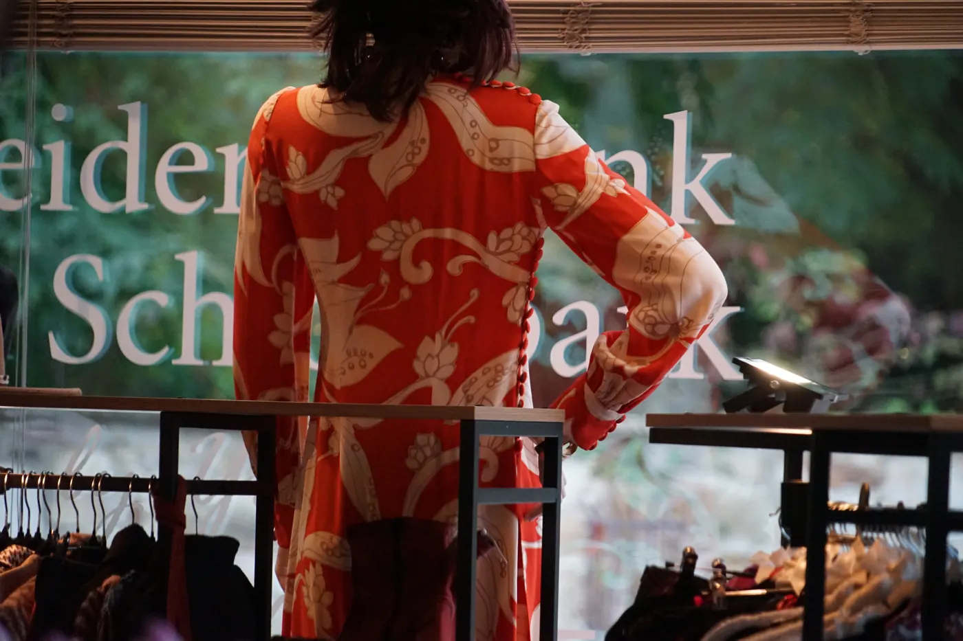 Gemustertes Kleid im Schaufenster